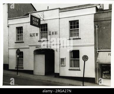 Foto von New Inn, Lyme Regis, Dorset. Die Hauptseite des Aufdrucks (hier abgebildet) zeigt: Die rechte Seite des Pubs. Auf der Rückseite des Aufdrucks (auf Anfrage erhältlich) finden Sie Details: Publique ID for the New Inn, Lyme Regis, Dorset DT7 3QF. Seit Juli 2018 . Umbenannt In Königlicher Löwe. Privatbesitz Stockfoto