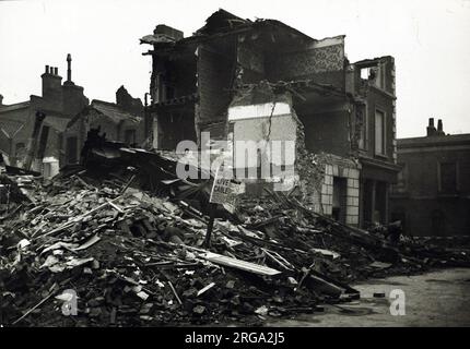 Foto von Oxford Arms, Hackney Road, London. Die Hauptseite des Drucks (hier abgebildet) zeigt: Zerstörte Ansicht des Pubs. Auf der Rückseite des Aufdrucks (auf Anfrage erhältlich) finden Sie Details: Nichts für die Oxford Arms, Hackney Road, London E2 7SB. Seit Juli 2018 . Am 19. April 1941 durch feindliche Aktion abgerissen und geschlossen Stockfoto