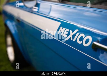 Die linke Beifahrerseite eines blauen Mk1 Ford Escort Mexico Oldtimer mit dem mexikanischen Logo an der Tür. Stockfoto