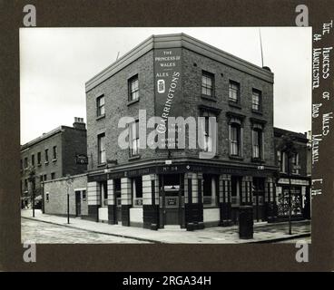 Foto von Princess of Wales PH, Millwall, London. Die Hauptseite des Aufdrucks (hier abgebildet) zeigt: Ecke auf der Ansicht des Pubs. Auf der Rückseite des Aufdrucks (auf Anfrage erhältlich) finden Sie Details: Nichts für die Prinzessin von Wales, Millwall, London E14 3DW. Seit Juli 2018 . Es wurde Ende der 1960er geschlossen und zusammen mit einer Strecke der Manchester Road abgerissen, um Platz für George Greens Schule zu machen. Stockfoto