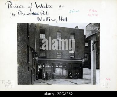 Foto von Prince of Wales PH, Notting Hill, London. Die Hauptseite des Aufdrucks (hier abgebildet) zeigt: Gesicht auf den Pub. Auf der Rückseite des Aufdrucks (auf Anfrage erhältlich) finden Sie Details: Nichts für den Prince of Wales, Notting Hill, London W11 4NJ. Seit Juli 2018 . Jetzt Büro und Wohn Stockfoto