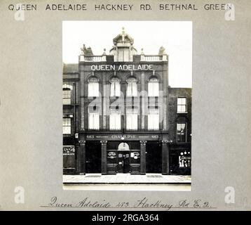 Foto von Queen Adelaide PH, Bethnal Green, London. Die Hauptseite des Aufdrucks (hier abgebildet) zeigt: Gesicht auf den Pub. Auf der Rückseite des Aufdrucks (auf Anfrage erhältlich) finden Sie Details: Nichts für Queen Adelaide, Bethnal Green, London E2 9BF. Seit Juli 2018 . Umbenannt in mehrmals Focus Nite Spot & Images Wine Bar, Wantrums und zurück zum ursprünglichen Namen. Privatbesitz Stockfoto