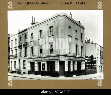 Foto von Queens Arms, Haverstock, London. Die Hauptseite des Aufdrucks (hier abgebildet) zeigt: Ecke auf der Ansicht des Pubs. Auf der Rückseite des Aufdrucks (auf Anfrage erhältlich) finden Sie Details: Nichts für The Queens Arms, Haverstock , London NW5 4EP. Seit Juli 2018 . Jetzt in privaten Haushalten Stockfoto