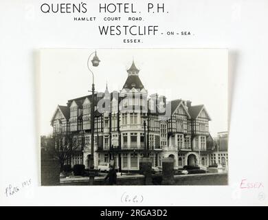 Foto: Queens Hotel, Westcliff, Essex. Die Hauptseite des Aufdrucks (hier abgebildet) zeigt: Ecke auf der Ansicht des Pubs. Die Rückseite des Aufdrucks (auf Anfrage erhältlich) Details: Nichts für das Queens Hotel, Westcliff, Essex SS0 7EX. Seit Juli 2018 . Abgerissen für Wohnungen Ecke Hamlet Court Road und Station Road Stockfoto