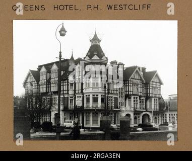 Foto: Queens Hotel, Westcliff, Essex. Die Hauptseite des Aufdrucks (hier abgebildet) zeigt: Ecke auf der Ansicht des Pubs. Auf der Rückseite des Aufdrucks (auf Anfrage erhältlich) ist Folgendes angegeben: Trading Record 1943 . 1961 für das Queens Hotel, Westcliff, Essex SS0 7EX. Seit Juli 2018 . Abgerissen für Wohnungen Ecke Hamlet Court Road und Station Road Stockfoto