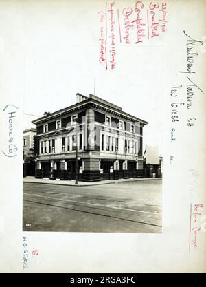 Foto von Railway Tavern, New Cross, London. Die Hauptseite des Aufdrucks (hier abgebildet) zeigt: Ecke auf der Ansicht des Pubs. Auf der Rückseite des Aufdrucks (auf Anfrage erhältlich) ist Folgendes angegeben: Trading Record 1934 . 1941 für die Railway Tavern, New Cross, London SE14 5UQ. Seit Juli 2018 . Am 1940. Dezember bombardiert und völlig zerstört Stockfoto