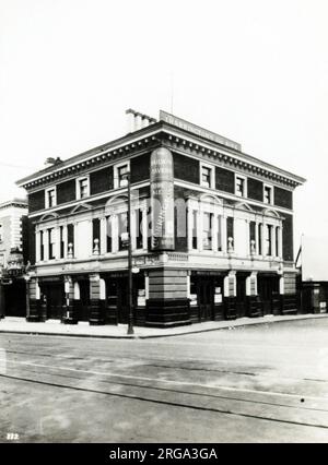 Foto von Railway Tavern, New Cross, London. Die Hauptseite des Aufdrucks (hier abgebildet) zeigt: Ecke auf der Ansicht des Pubs. Auf der Rückseite des Aufdrucks (auf Anfrage erhältlich) ist Folgendes angegeben: Trading Record 1934 . 1961 für die Railway Tavern, New Cross, London SE14 5UQ. Seit Juli 2018 . Am 1942. Dezember bombardiert und völlig zerstört Stockfoto