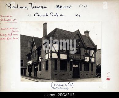 Foto von Railway Tavern, Crouch End, London. Die Hauptseite des Aufdrucks (hier abgebildet) zeigt: Linke Seite in der Ansicht des Pubs. Auf der Rückseite des Aufdrucks (auf Anfrage erhältlich) ist Folgendes angegeben: Trading Record 1934 . 1961 für die Railway Tavern, Crouch End, London N8 8DH. Seit Juli 2018 . Mitchells & Butler Stockfoto