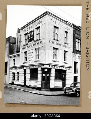 Foto von Red Lion PH, Brighton, Sussex. Die Hauptseite des Aufdrucks (hier abgebildet) zeigt: Ecke auf der Ansicht des Pubs. Auf der Rückseite des Aufdrucks (auf Anfrage erhältlich) finden Sie Details: Nichts für den Red Lion, Brighton, Sussex BN2 0GU. Seit Juli 2018 . Abgerissen, ersetzt durch ein anderes Grundstück Stockfoto