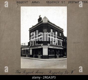 Foto von Regent Arms, Westminster, London. Die Hauptseite des Aufdrucks (hier abgebildet) zeigt: Ecke auf der Ansicht des Pubs. Auf der Rückseite des Aufdrucks (auf Anfrage erhältlich) finden Sie Details: Nichts für The Regent Arms, Westminster, London SW1P 4AF. Seit Juli 2018 . Abgerissen. Und jetzt ein Wohnblock Stockfoto