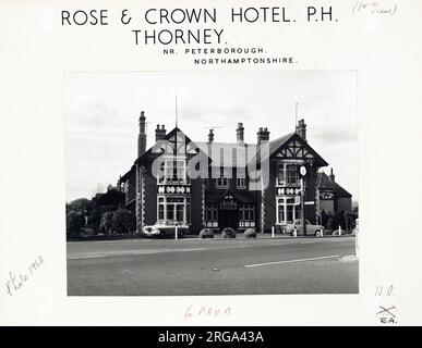 Foto von Rose & Crown PH, Thorney, Cambridgeshire. Die Hauptseite des Aufdrucks (hier abgebildet) zeigt: Gesicht auf den Pub. Auf der Rückseite des Aufdrucks (auf Anfrage erhältlich) ist Folgendes angegeben: Trading Record 1960 . 1961 für Rose & Crown, Thorney, Cambridgeshire PE6 0SB. Seit Juli 2018 . Als geschlossen gemeldet . Privatbesitz Stockfoto