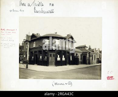 Foto: Rose & Thistle PH, Camberwell, London. Die Hauptseite des Aufdrucks (hier abgebildet) zeigt: Ecke auf der Ansicht des Pubs. Auf der Rückseite des Aufdrucks (auf Anfrage erhältlich) ist Folgendes angegeben: Trading Record 1934 . 1961 für The Rose & Thistle, Camberwell, London SE5 9HQ. Seit Juli 2018 . Wurde Ende 2009 illegal in das „London College of Theology“ umgewandelt und erhielt im November 2010 eine nachträgliche Planungsgenehmigung. Mount Horeb Siegeskirche 2014 Stockfoto