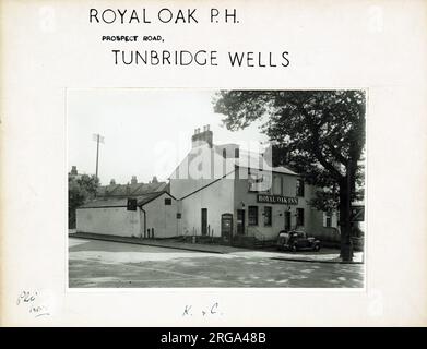 Foto: Royal Oak PH, Tunbridge Wells, Kent. Die Hauptseite des Aufdrucks (hier abgebildet) zeigt: Linke Seite in der Ansicht des Pubs. Auf der Rückseite des Aufdrucks (auf Anfrage erhältlich) ist Folgendes angegeben: Trading Record 1951 . 1961 für die Royal Oak, Tunbridge Wells, Kent TN2 4SY. Seit Juli 2018 . Joules Brauerei gehört Stockfoto