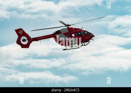 Speck-Fehraltorf, Zürich, Schweiz, 1. Juli 2023 HB-ZQM Swiss Air Ambulance REGA Helikopter Airbus H145 nähert sich einem kleinen Flugplatz Stockfoto