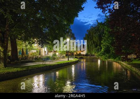 River Windrush in Bourton-on-the-Water bei Nacht Stockfoto