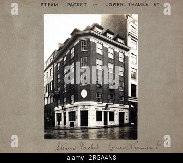 Foto: Steam Packet PH, St. Magnes Martyr, London. Die Hauptseite des Aufdrucks (hier abgebildet) zeigt: Ecke auf der Ansicht des Pubs. Auf der Rückseite des Aufdrucks (auf Anfrage erhältlich) finden Sie Details: Nichts für The Steam Packet, St Magnes Martyr, London EC3R 6DN. Seit Juli 2018 . Abgerissen Stockfoto