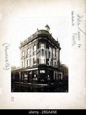 Foto von Station Tavern, Walworth, London. Die Hauptseite des Aufdrucks (hier abgebildet) zeigt: Ecke auf der Ansicht des Pubs. Auf der Rückseite des Aufdrucks (auf Anfrage erhältlich) ist Folgendes angegeben: Trading Record 1934 . 1961 für die Station Tavern, Walworth, London SE5 0NS. Seit Juli 2018 . Abgerissen für Wohnungen Stockfoto