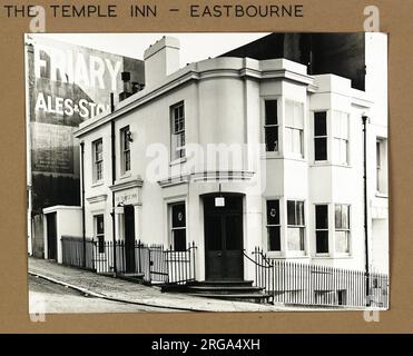 Foto: Temple Inn, Brighton, Sussex. Die Hauptseite des Aufdrucks (hier abgebildet) zeigt: Ecke auf der Ansicht des Pubs. Die Rückseite des Aufdrucks (auf Anfrage erhältlich) Details: Nichts für das Temple Inn, Brighton, Sussex BN1 3FS. Seit Juli 2018 . Das Temple Inn liegt an der Ecke Victoria Road und Montpelier Street, gegenüber der St. Michael und der All Angels Kirche. Das Gebäude ist immer noch das gleiche, obwohl es jetzt Montpelier Chirurgie ist. Stockfoto