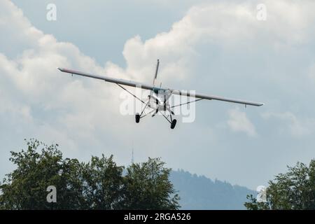 Speck-Fehraltorf, Zürich, Schweiz, 1. Juli 2023 HB-FKL Pilatus PC-6/B2-H4 Turbo Porter Propeller Flugzeug landet auf einem kleinen Flugplatz Stockfoto