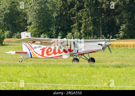 Speck-Fehraltorf, Zürich, Schweiz, 1. Juli 2023 HB-FKL Pilatus PC-6/B2-H4 Turbo Porter Propeller Flugzeug landet auf einem kleinen Flugplatz Stockfoto