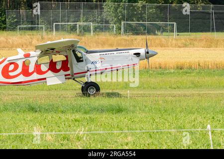 Speck-Fehraltorf, Zürich, Schweiz, 1. Juli 2023 HB-FKL Pilatus PC-6/B2-H4 Turbo Porter Propeller Flugzeug landet auf einem kleinen Flugplatz Stockfoto