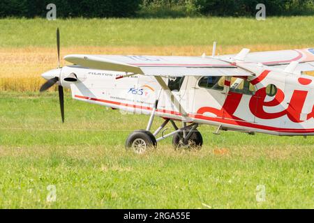 Speck-Fehraltorf, Zürich, Schweiz, 1. Juli 2023 HB-FKL Pilatus PC-6/B2-H4 Turbo Porter Propeller Flugzeug landet auf einem kleinen Flugplatz Stockfoto