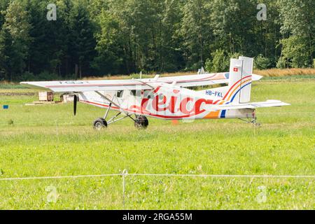 Speck-Fehraltorf, Zürich, Schweiz, 1. Juli 2023 HB-FKL Pilatus PC-6/B2-H4 Turbo Porter Propeller Flugzeug landet auf einem kleinen Flugplatz Stockfoto