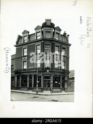 Foto von White Hart PH, Poplar, London. Die Hauptseite des Aufdrucks (hier abgebildet) zeigt: Ecke auf der Ansicht des Pubs. Auf der Rückseite des Aufdrucks (auf Anfrage erhältlich) ist Folgendes angegeben: Trading Record 1934 . 1961 für White Hart, Poplar, London E14 0HG. Seit Juli 2018 . Abgerissen Stockfoto