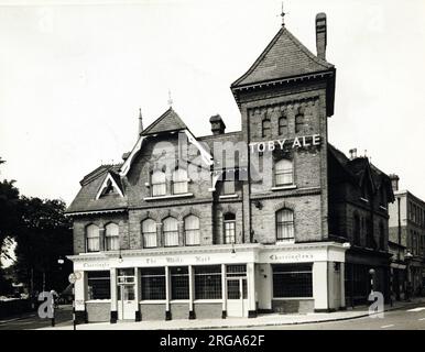 Foto: White Hart Hotel, Upper Norwood, London. Die Hauptseite des Aufdrucks (hier abgebildet) zeigt: Gesicht auf den Pub. Die Rückseite des Aufdrucks (auf Anfrage erhältlich) Details: Nichts für das White Hart Hotel, Upper Norwood, London SE19 2EZ. Seit Juli 2018 . Schloss (Mitchells & Butler) Stockfoto