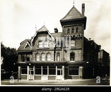 Foto: White Hart Hotel, Upper Norwood, London. Die Hauptseite des Aufdrucks (hier abgebildet) zeigt: Gesicht auf den Pub. Die Rückseite des Aufdrucks (auf Anfrage erhältlich) Details: Nichts für das White Hart Hotel, Upper Norwood, London SE19 2EZ. Seit Juli 2018 . Schloss (Mitchells & Butler) Stockfoto