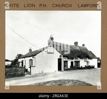 Foto von White Lion PH, Church Lawford, Warwickshire. Die Hauptseite des Aufdrucks (hier abgebildet) zeigt: Linke Seite in der Ansicht des Pubs. Auf der Rückseite des Aufdrucks (auf Anfrage erhältlich) ist Folgendes angegeben: Trading Record 1962 . 1963 für den Weißen Löwen, Church Lawford, Warwickshire CV23 9EF. Seit Juli 2018 . Umbenannt in Old Smithy und nicht mehr strohgedeckt. Besitzer King Henrys Taverns Stockfoto