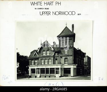 Foto: White Hart Hotel, Upper Norwood, London. Die Hauptseite des Aufdrucks (hier abgebildet) zeigt: Gesicht auf den Pub. Auf der Rückseite des Aufdrucks (auf Anfrage erhältlich) ist Folgendes angegeben: Trading Record 1938 . 1961 für das White Hart Hotel, Upper Norwood, London SE19 2EZ. Seit Juli 2018 . Schloss (Mitchells & Butler) Stockfoto