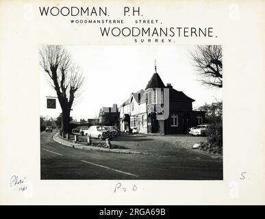 Foto von Woodman PH, Woodmansterne, Surrey. Die Hauptseite des Aufdrucks (hier abgebildet) zeigt: Die rechte Seite des Pubs. Auf der Rückseite des Aufdrucks (auf Anfrage erhältlich) ist Folgendes angegeben: Trading Record 1918 . 1961 für The Woodman, Woodmansterne, Surrey SM7 3NL. Seit Juli 2018 . Stonegate Pub Co Stockfoto