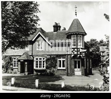 Foto von Woodman PH, Woodmansterne, Surrey. Die Hauptseite des Aufdrucks (hier abgebildet) zeigt: Die rechte Seite des Pubs. Details auf der Rückseite des Aufdrucks (auf Anfrage erhältlich): Nichts für The Woodman, Woodmansterne, Surrey SM7 3NL. Seit Juli 2018 . Stonegate Pub Co Stockfoto