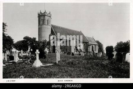 St. Edmund's Church (St. Edmund König und Märtyrer), Acle, Norfolk. Eine teilweise reetgedeckte, runde Turmkirche an der Dorfhauptstraße. Stockfoto