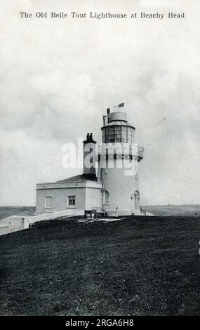 Der Belle Tout Lighthouse ist ein stillgelegter Leuchtturm und ein britisches Wahrzeichen in Beachy Head, East Sussex, in der Nähe der Stadt Eastbourne. Der Leuchtturm wurde 1903 an private Eigentümer verkauft und ist seitdem ein Privatwohnsitz. Stockfoto