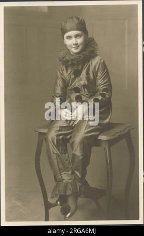 Schönes Foto eines kleinen Jungen in pierrot-Kostüm. Stockfoto