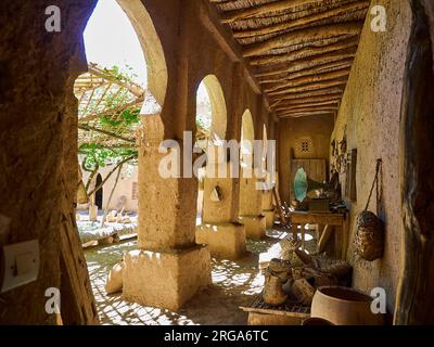 Im Inneren einer Terrasse in einer Kasbah befindet sich ein typisches und traditionelles Gebäude aus Ton und Stroh, erbaut in einer wunderschönen Oase in der Wüste von M Stockfoto