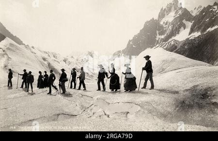 Vintage-Foto aus dem 19.. Jahrhundert: Überquerung des Gletschers Mer de Glace bei Chamonix in den französischen Alpen Stockfoto