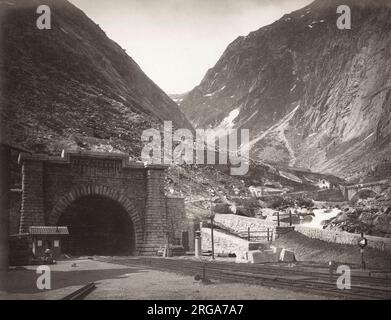 Gotthard-Eisenbahntunnel, Schweiz der Gotthard-Tunnel (Gotthardtunnel) ist ein 15 Kilometer langer Eisenbahntunnel und bildet den Gipfel der Gotthard-Bahn in der Schweiz. Er verbindet Goschenen mit Airolo und war der erste Tunnel durch das Saint-Gotthard-Massiv, um den St. Gotthard-Pass zu umgehen. Er ist als ein zweigleisiger, normalspuriger Tunnel gebaut.der Gotthard-Tunnel war bei seiner Eröffnung im Jahr 1882 der längste Tunnel der Welt. Stockfoto