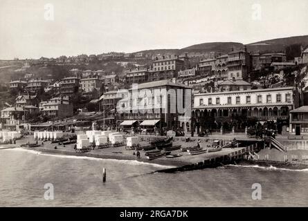 Vintage 19. Jahrhundert Foto: Ventnor, Isle of Wight, Badehütten, Waggons entlang des Strandes Stockfoto