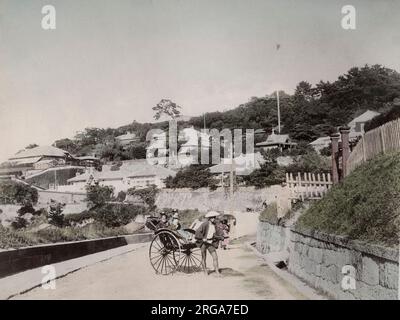 Rikscha auf dem Bluff, Nagasaki. Vintage 19. Jahrhundert Foto. Stockfoto