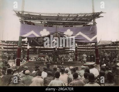 Große Menge, die Sumo-Wrestling in einer Freiluftarena beobachtet. Vintage 19. Jahrhundert Foto. Stockfoto