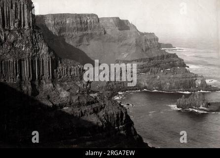 Vintage 19. Jahrhundert Foto: Pleaskin Head, Giant's Causeway, Co. Antrim Nordirland Stockfoto