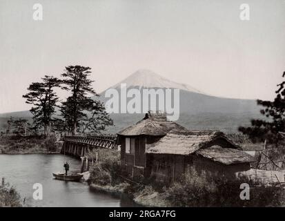 Fujiyama von der Kawaibashi-Brücke auf der Tokaido-Straße, Kyoto nach Edo, Tokio. Vintage 19. Jahrhundert Foto. Stockfoto