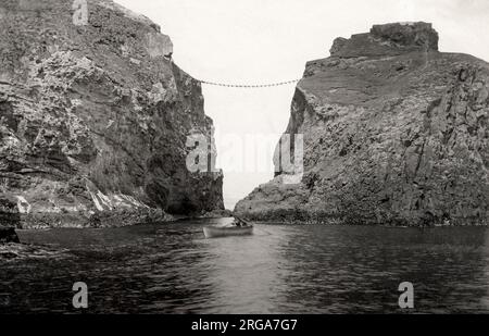 Vintage 19. Jahrhundert Foto: Seilbrücke Carrick-a-rede, Co Antrim Coast Road, Nordirland Stockfoto