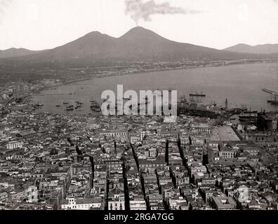 Vintage 19. Jahrhundert Foto: Blick auf den Vulkan Mount Vesuv von der anderen Seite der Bucht von Neapel, Italien Stockfoto