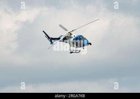 Speck-Fehraltorf, Zürich, Schweiz, 1. Juli 2023 HB-ZKZ Polizei Eurocopter AS350-B3 über einem kleinen Flugplatz Stockfoto