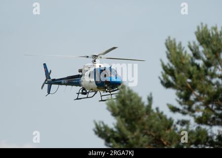 Speck-Fehraltorf, Zürich, Schweiz, 1. Juli 2023 HB-ZKZ Polizei Eurocopter AS350-B3 über einem kleinen Flugplatz Stockfoto