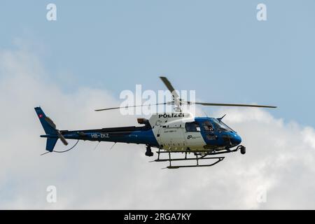 Speck-Fehraltorf, Zürich, Schweiz, 1. Juli 2023 HB-ZKZ Polizei Eurocopter AS350-B3 über einem kleinen Flugplatz Stockfoto